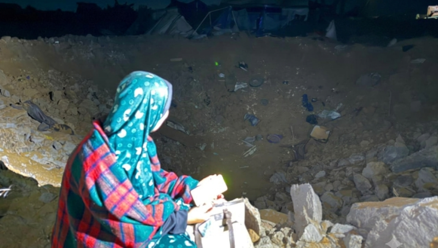 فلسطينية تبيت ليلتها في العراء بعد استهداف الاحتلال خيام النازحين في حي الشيخ عجلين 23/6/2026