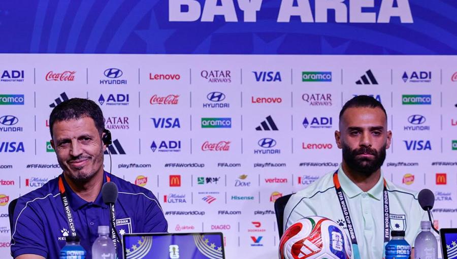جمال السلامي ويزن العرب خلال المؤتمر الصحفي قبل مواجهة الجزائر