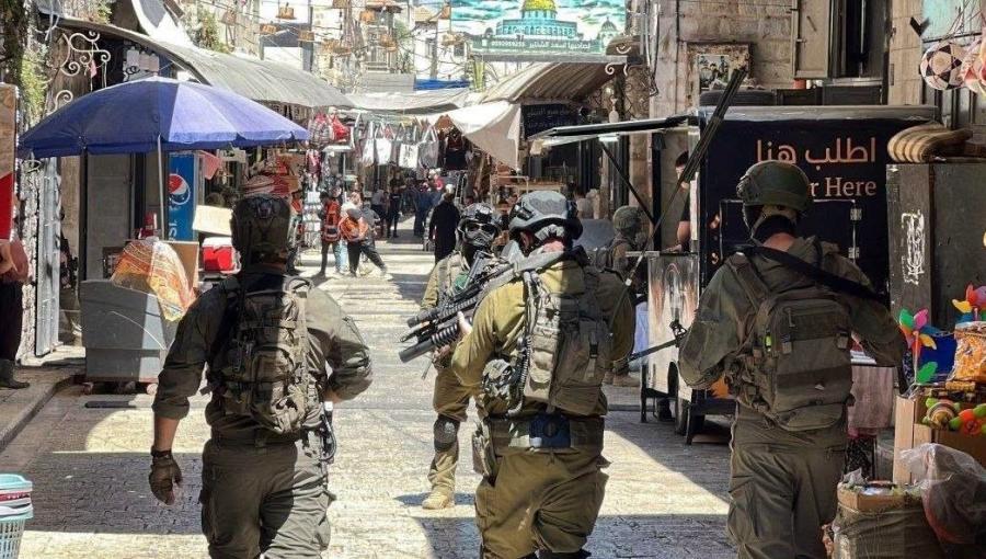 جنود الاحتلال خلال اقتحام باب الساحة وشارع النصر في البلدة القديمة وسط نابلس | فلسطين بوست