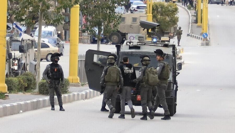 عدد من جنود الاحتلال يقتادون شابا فلسطينيا لاعتقاله | الأناضول