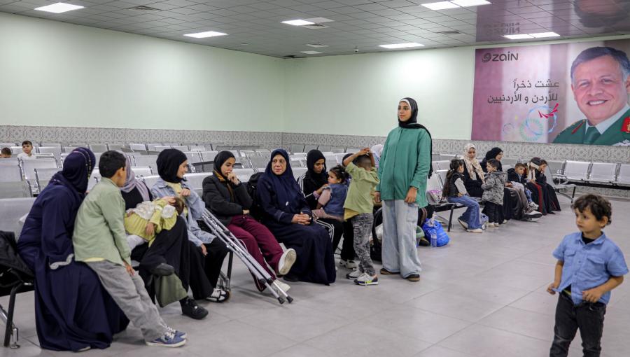 عدد من الأطفال المرضى وذويهم في طريق عودتهم إلى قطاع غزة عبر جسر الملك حسين بعد انتهاء رحلة علاجهم في الأردن 8/7/2026 | القوات المسلحة الأردنية