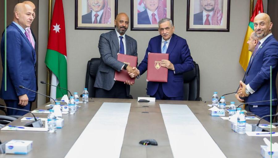 جانب من توقيع الجامعة الأردنية وشركة "رؤية عمّان"  اتفاقية لتركيب آلات استرجاع المواد القابلة لإعادة تدوير النفايات الصلبة 5/7/2026