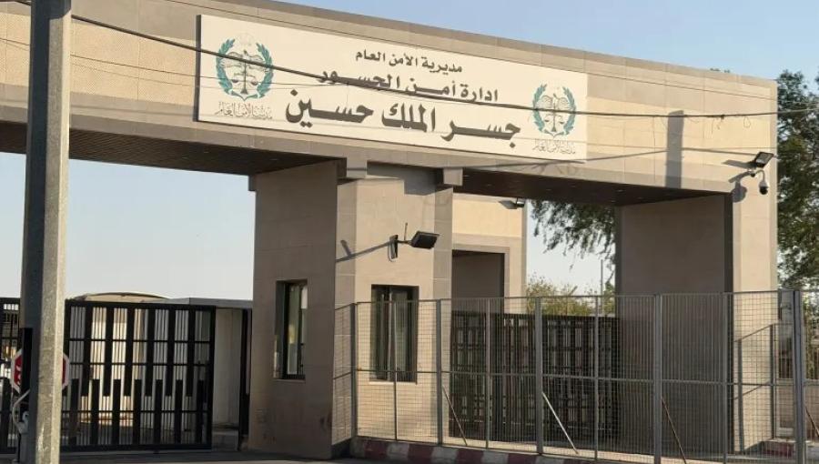 بوابة جسر الملك حسين من الجانب الأردني | الجزيرة