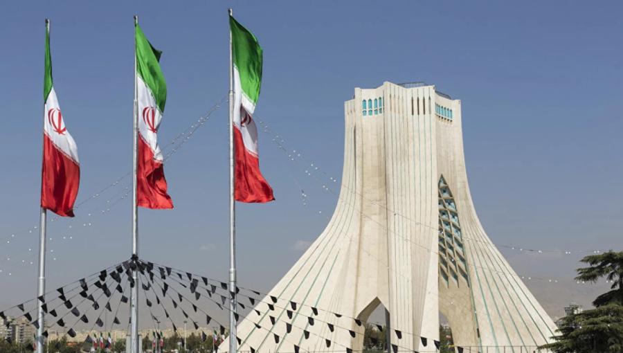 العلم الإيراني يرفرف بالقرب من برج الحرية " آزادي" في طهران