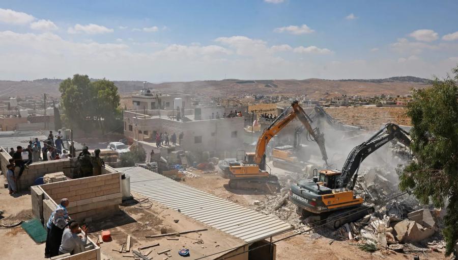 الجرافات الإسرائيلية تهدم منزلا فلسطينيا في قرية الرفاعية جنوب الخليل 9/7/2026