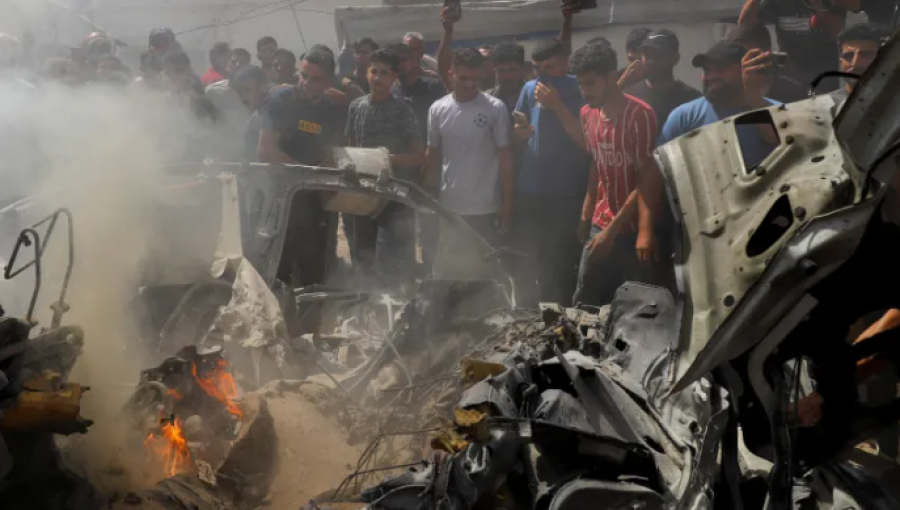 فلسطينيون يتفقدون موقع غارة للاحتلال الإسرائيلي استهدفت مركبة في مدينة غزة | رويترز