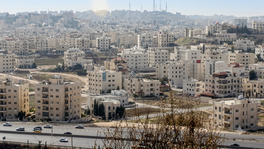 عمارات سكنية تطل على طريق سريع