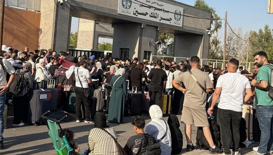 جانب من الازدحام الذي شهده جسر الملك حسين خلال العام 2025