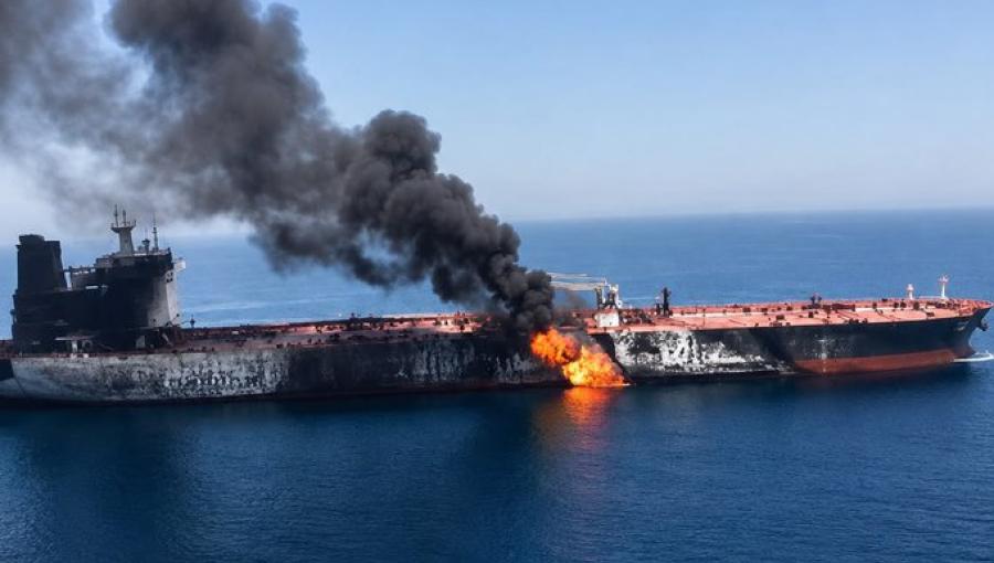 النيران تشتعل بناقلة نفط بعد إصابتها بمقذوف قبالة سواحل عُمان في مضيق هرمز 7/7/2026 | إكس