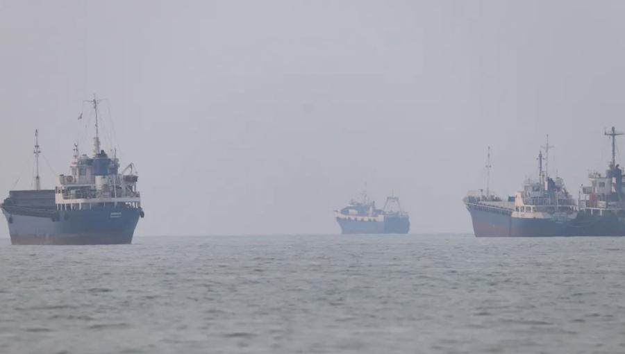 سفن في مضيق هرمز