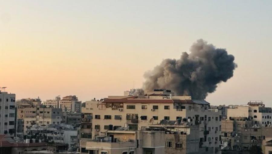 لحظة شن جيش الاحتلال الإسرائيلي غارة جوية استهدفت مسجدا في منطقة اليرموك بمدينة غزة 28/7/2026 | وكالة شهاب