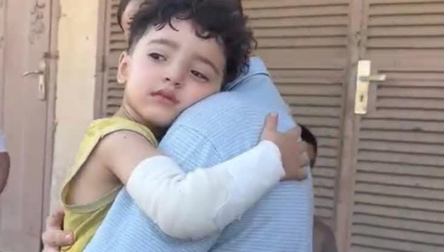 الطفل سامي عمر أبو قاسم الناجي الوحيد من قصف إسرائيلي استهدف شقة عائلته في دير البلح وسط قطاع غزة