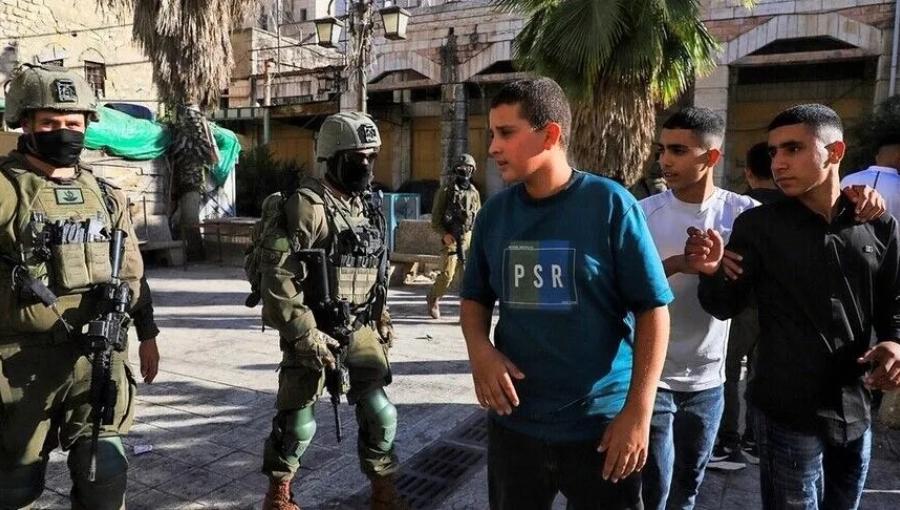 جنود الاحتلال يعترضون طريق فتية فلسطينيين في الضفة الغربية | الأناضول