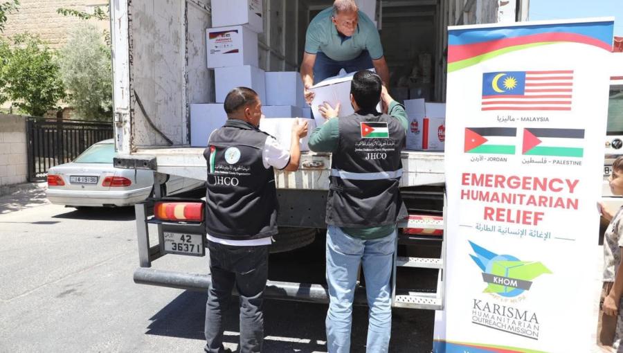 جانب من توزيع عشرة آلاف طرد غذائي وصحي على مخيمات اللاجئين بالمملكة