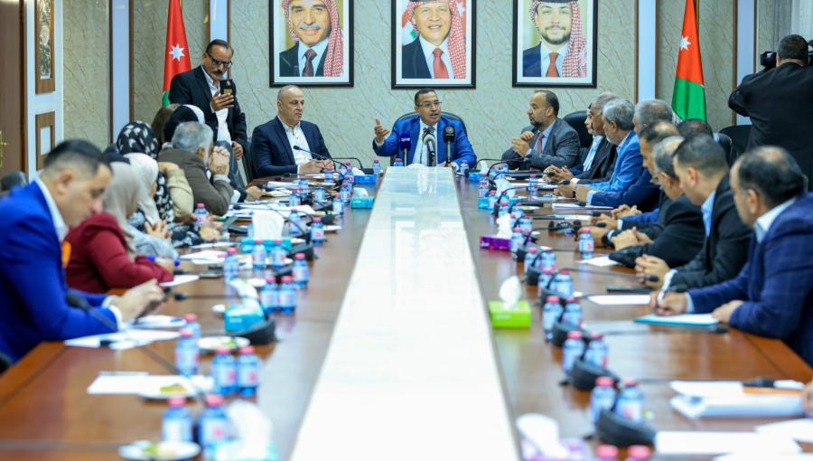 جانب من لقاء اللجنة الإدارية النيابية عددا من أعضاء البلديات ومجالس المحافظات 1/7/2026