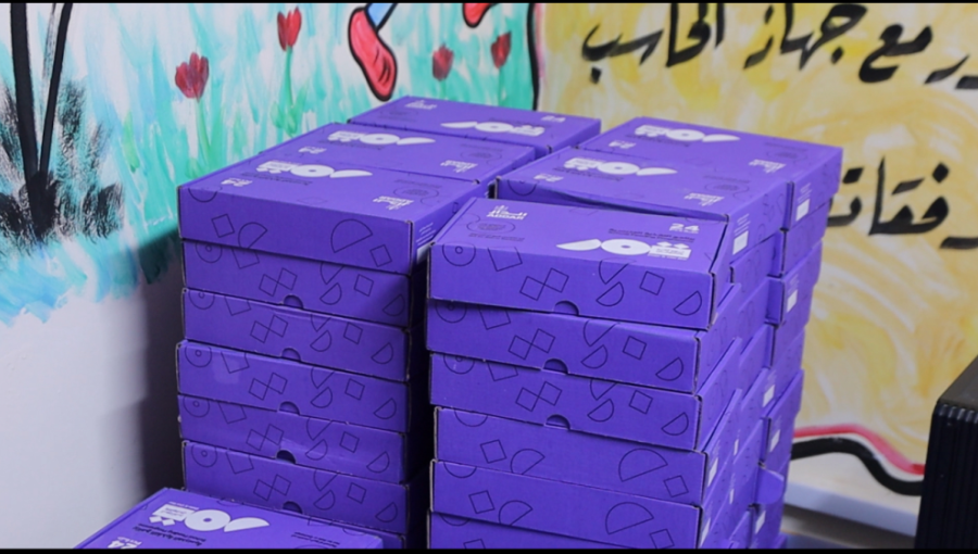 علب تحتوي على ألواح تمر تقدمها التكية لطلبة المدارس الحكومية