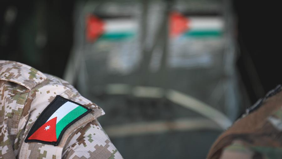 بزة عسكرية لأحد أفراد الجيش ويبرز عليها العلم الأردني