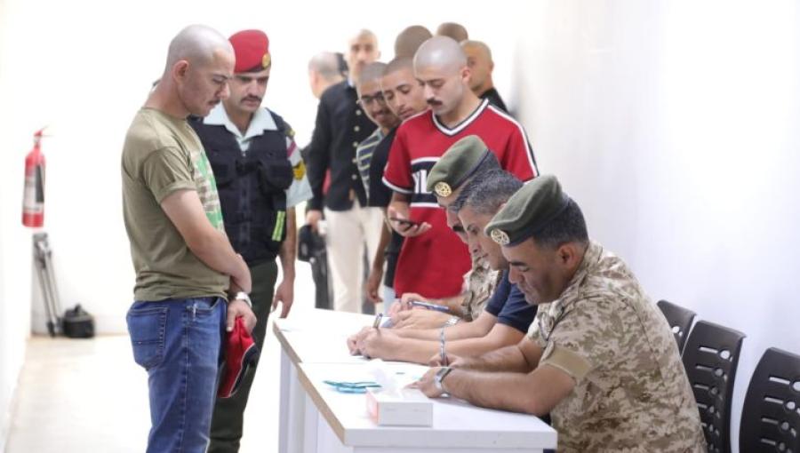 مجموعة من المكلفين لخدمة العلم في صف منتظم لإنهاء المعاملات الطبية والإدارية