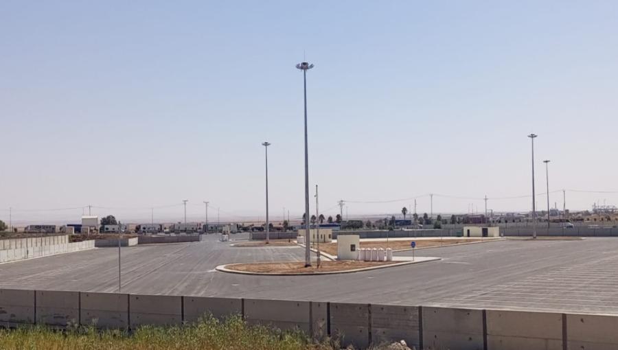 ساحة انتظار الشاحنات في مركز حدود جابر