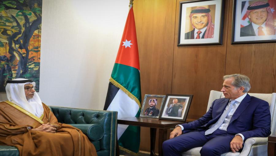 جانب من استقبال رئيس الوزراء جعفر حسان لمدير عام صندوق أبو ظبي للتنمية محمد السويدي