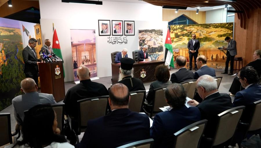جانب من توقيع اتفاقيات لتنفيذ مشاريع في الأراضي المجاورة لموقع المغطس