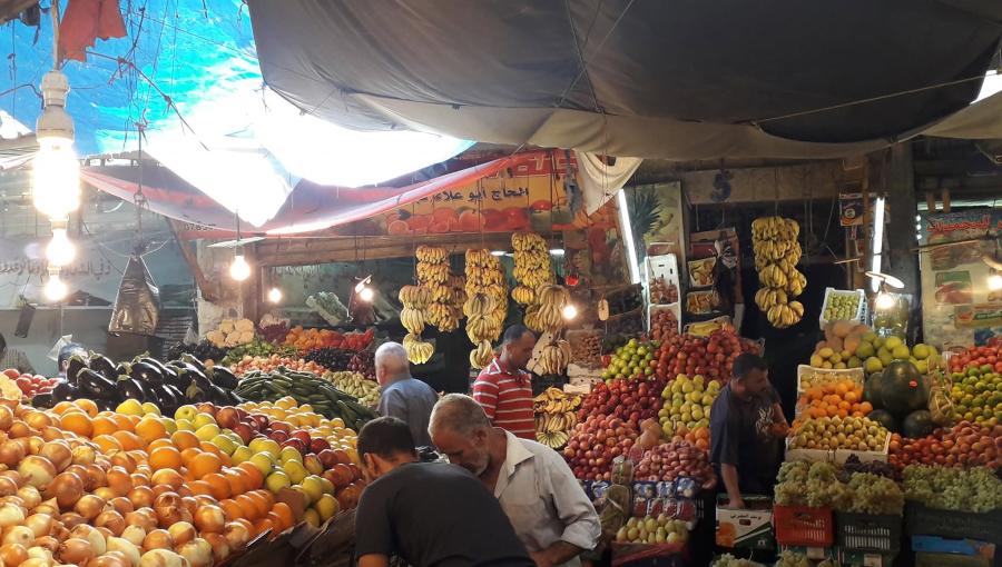 من سوق الخضار والفواكه في منطقة وسط البلد في عمان