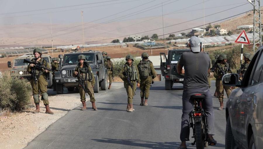 عدد من جنود الاحتلال يغلقون طريقا أمام الفلسطينيين في الضفة الغربية | وفا