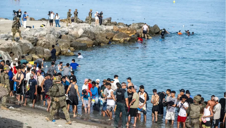 عناصر من الشرطة الإسبانية يوقفون مهاجرين حاولوا العبور من المغرب إلى سبتة | وكالة الأنباء الألمانية