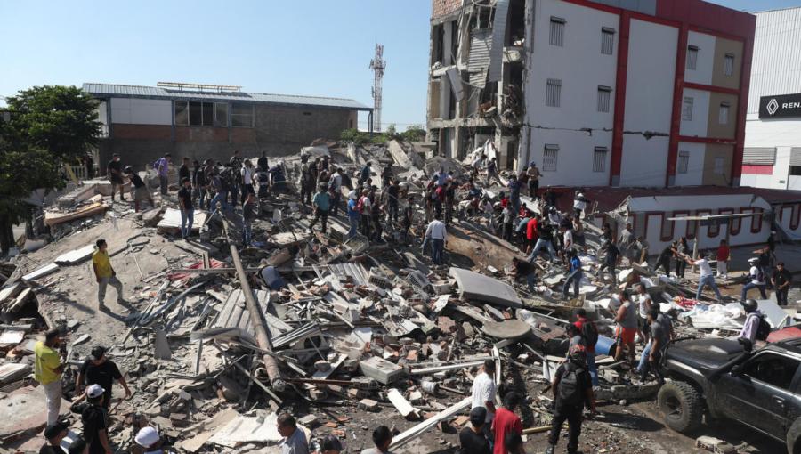 سكان وعمال إنقاذ يبحثون بين أنقاض مبنى منهار بعد أن ضرب زلزال مدينة كالي في كولومبيا 10/8/2026 | أسوشيتد برس