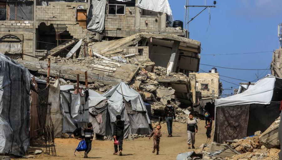 فلسطينيون وسط منازل مدمرة في غزة | العربي الجديد