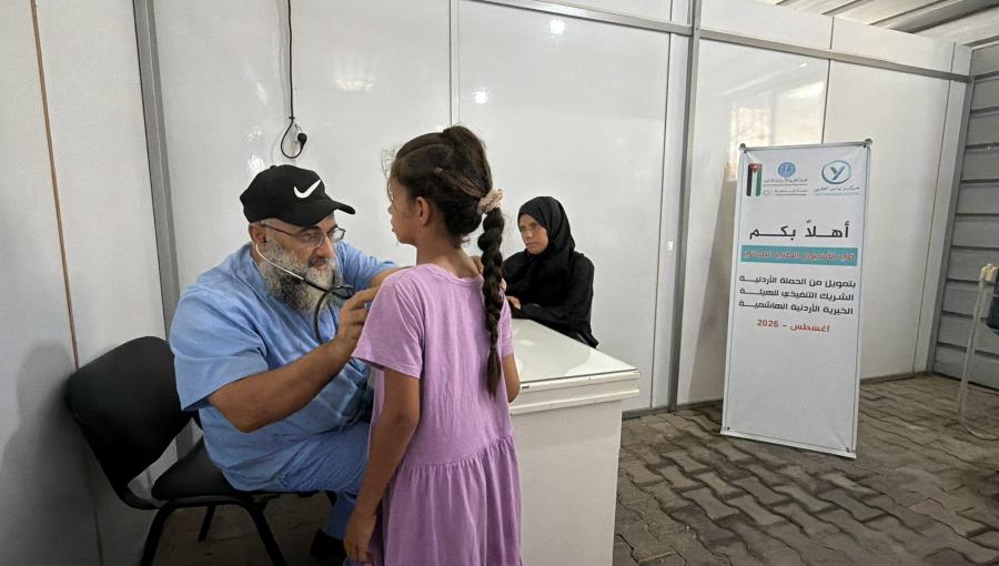 طبيب يجري فحصا لطفلة خلال الأسبوع الطبي المجاني في غزة