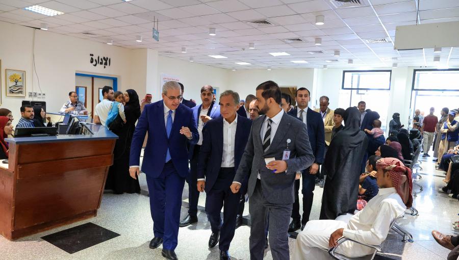 جانب من زيارة رئيس الوزراء جعفر حسان لمستشفى البادية الشمالية