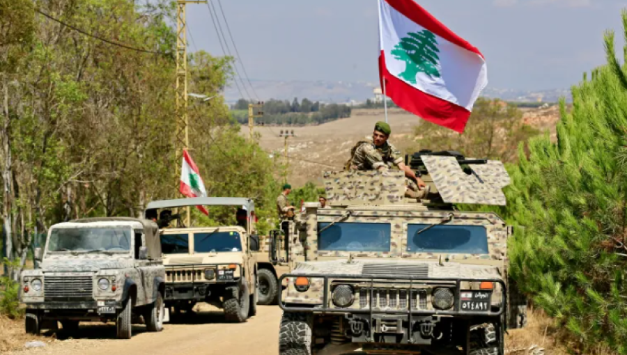 جنود من الجيش اللبناني خلال دخولهم بلدة زوطر الغربية للانتشار ضمن ما يعرف بـالمناطق التجريبية جنوبي البلاد| الأوروبية