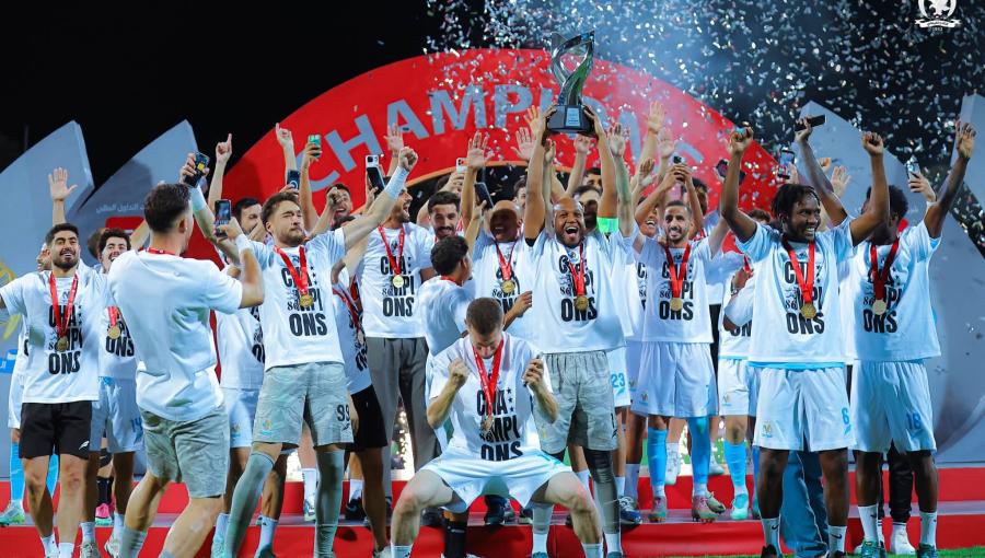 لاعبو الفيصلي خلال تسلمهم كأس السوبر 2026