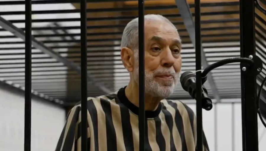 صورة لأحمد حسون أثناء محاكمته يوم 25 حزيران 2026 كما ظهرت في بث وزار العدل السورية للمحاكمة