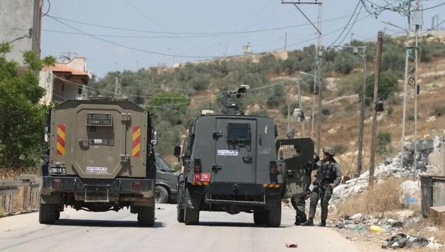 جنود الاحتلال يقفون بجانب مدرعات عسكرية في الضفة الغربية | الأناضول