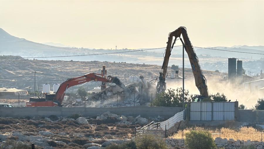 آليات الاحتلال أثناء هدمها أحد المنازل في بيت لحم 12/8/2026 | وفا