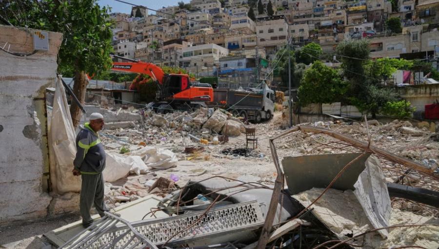 فلسطيني يراقب حفارة وهي تزيل أنقاض منازل هدمتها سلطات  الاحتلال الإسرائيلي في حي سلوان في القدس  19/5/2026