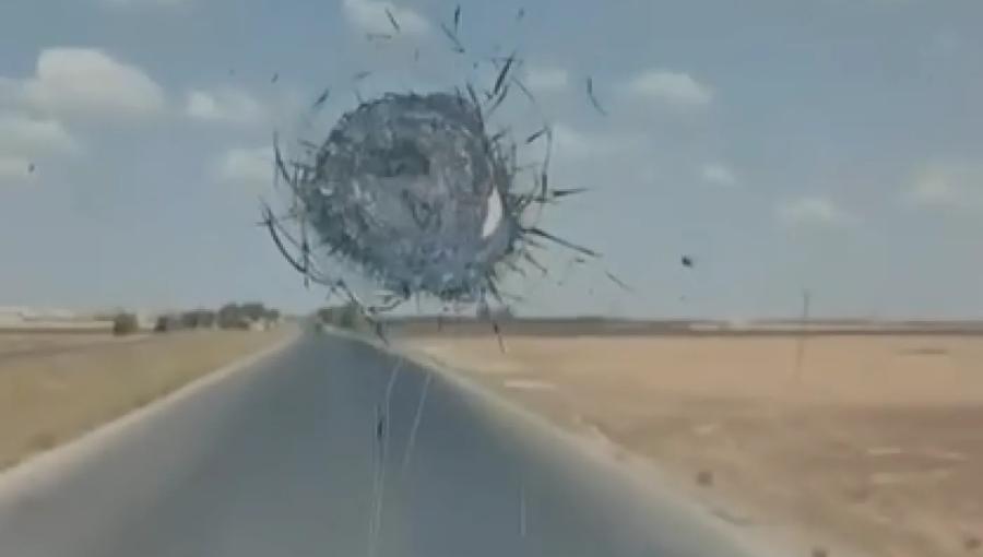 أضرار لحقت بزجاج إحدى الشاحنات إثر تعرضها لاعتداء داخل الأراضي السورية