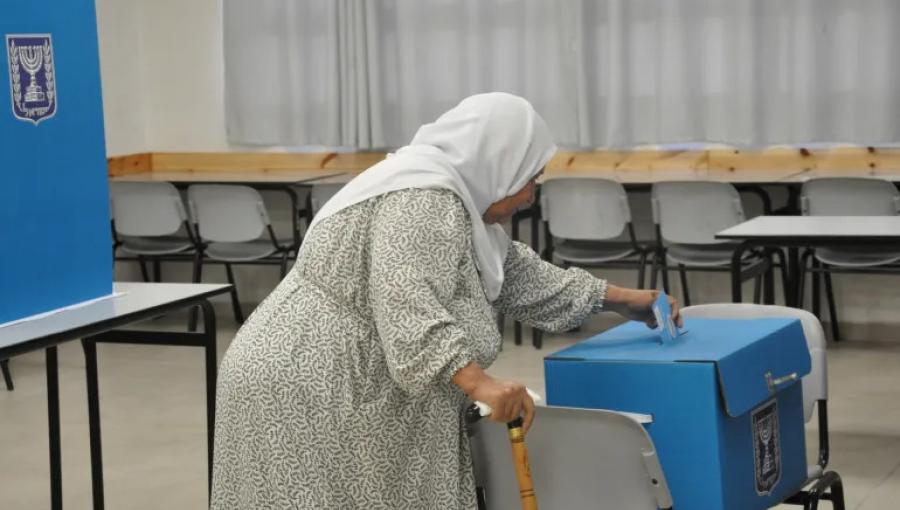 مسنة فلسطينية من الداخل المحتل تدلي بصوتها في انتخابات الكنيست