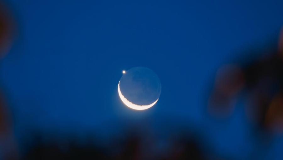 كوكب الزهرة محتجبا خلف قرص القمر | Shutterstock
