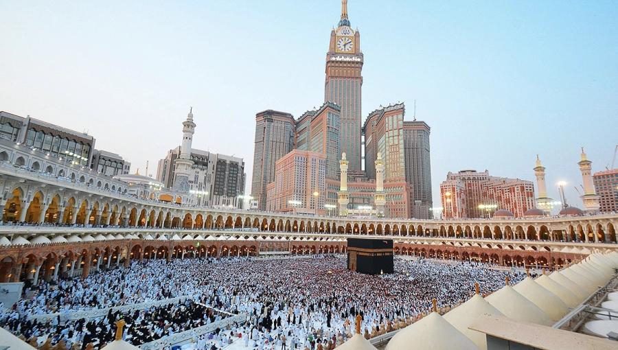 حجاج حول الكعبة المشرفة في بيت الله الحرام