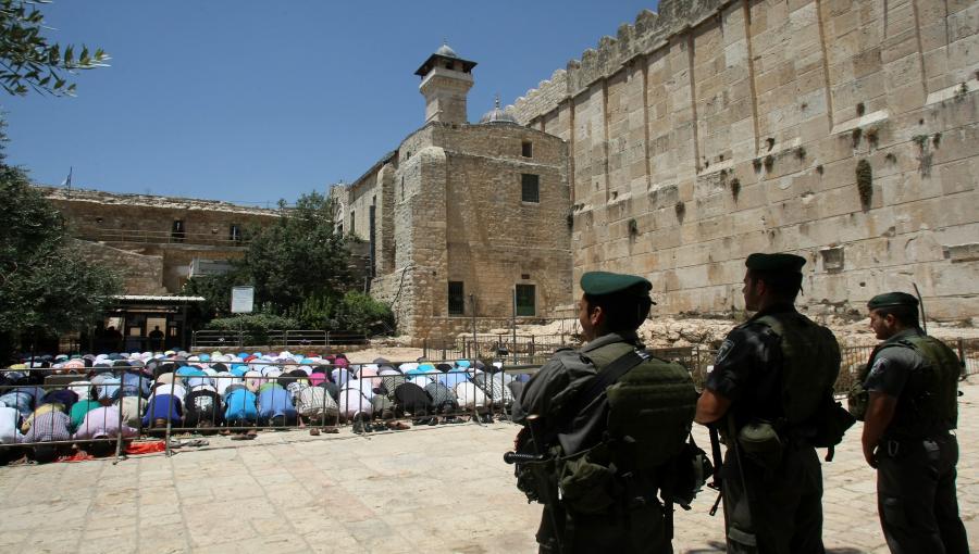 فلسطينيون يؤدون إحدى الصلوات خارج أسوار الحرم الإبراهيمي جراء إغلاقه من قبل الاحتلال في وقت سابق | Getty Images