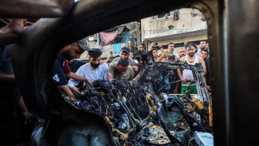 فلسطينيون يتجمعون في موقع استهداف "إسرائيلي" لسيارة أسفر عن استشهاد رجل وابنته | الفرنسية