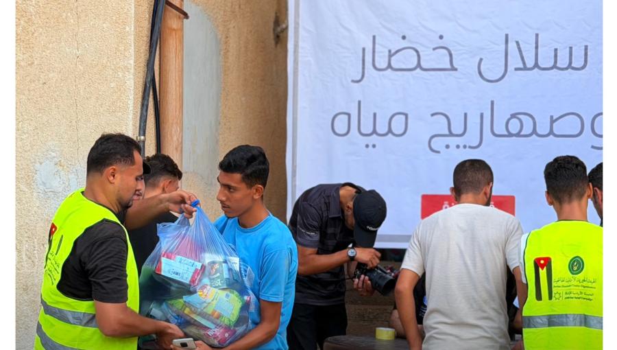 جانب من توزيع المساعدات ضمن مشروع "سلال خضار وصهاريج مياه" في قطاع غزة