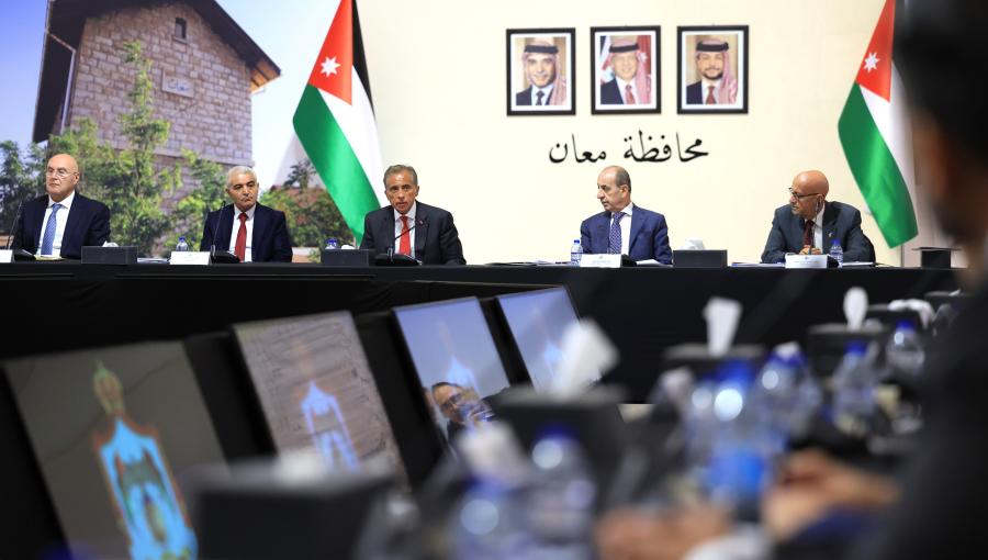 جانب من جلسة مجلس الوزراء في محافظة معان