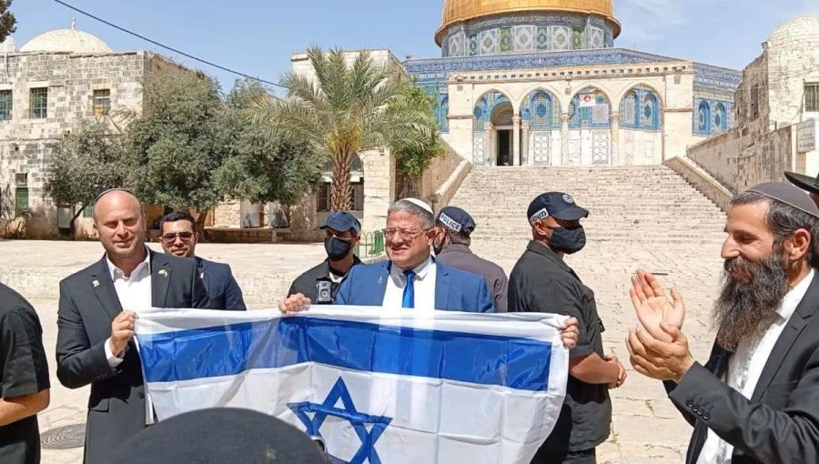 وزير أمن الاحتلال إيتمار بن غفير يرفع علم الاحتلال أمام قبة الصخرة المشرفة 20/9/2026