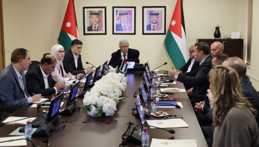 جانب من اجتماع وزير النقل ووزير العمل نضال القطامين مع ممثلي عدد من شركات الملاحة