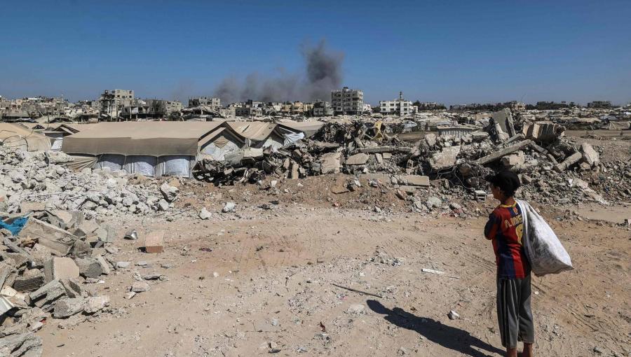 طفل فلسطيني يراقب تصاعد الدخان بعد استهداف منزل بغارة إسرائيلية في مخيم البريج للاجئين وسط غزة 8/9/2026 | وكالة الأنباء الفرنسية
