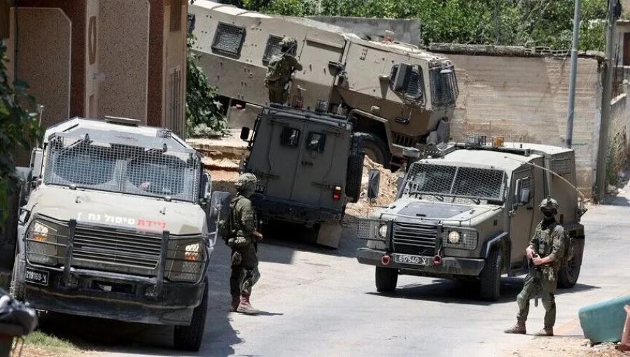 عدد من آليات وجنود الاحتلال خلال اقتحام إحدى بلدات الضفة الغربية | الأناضول